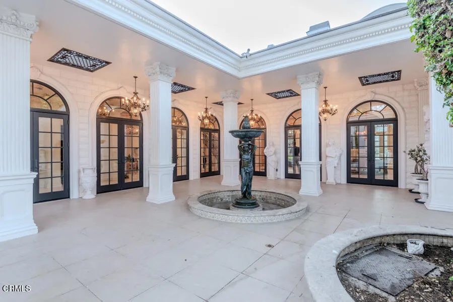 567 Meadow Grove Street La Canada Flintridge, CA 91011