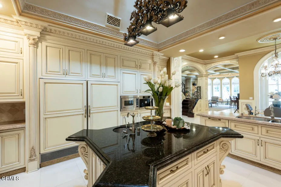 567 Meadow Grove Street La Canada Flintridge, CA 91011