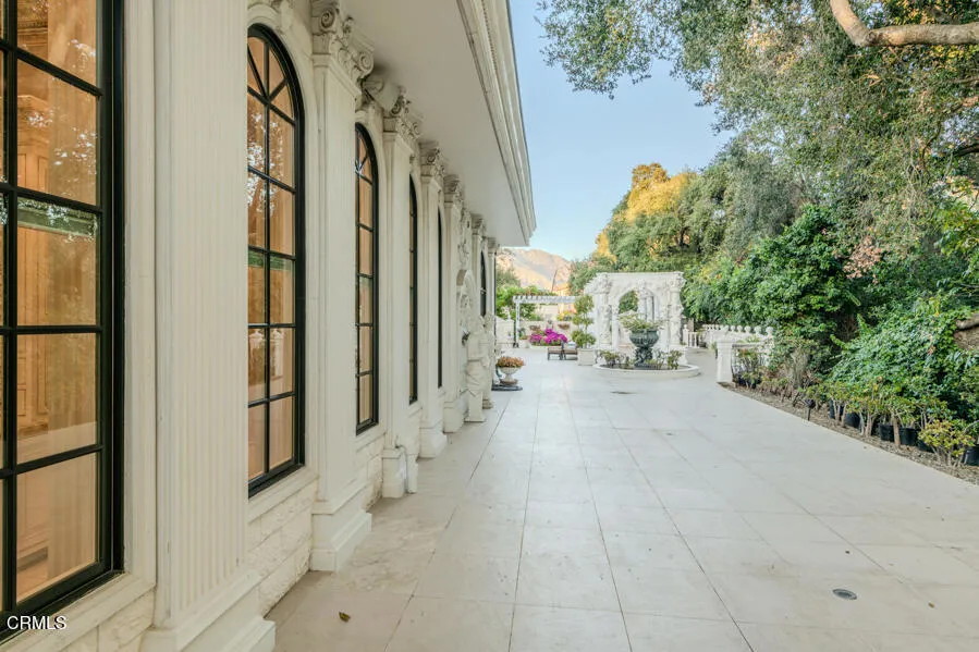 567 Meadow Grove Street La Canada Flintridge, CA 91011