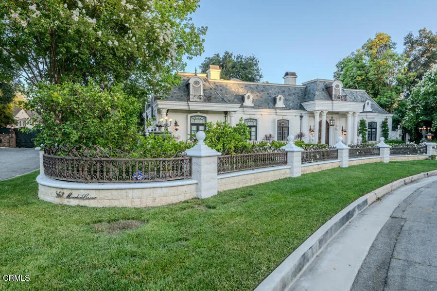 567 Meadow Grove Street La Canada Flintridge, CA 91011