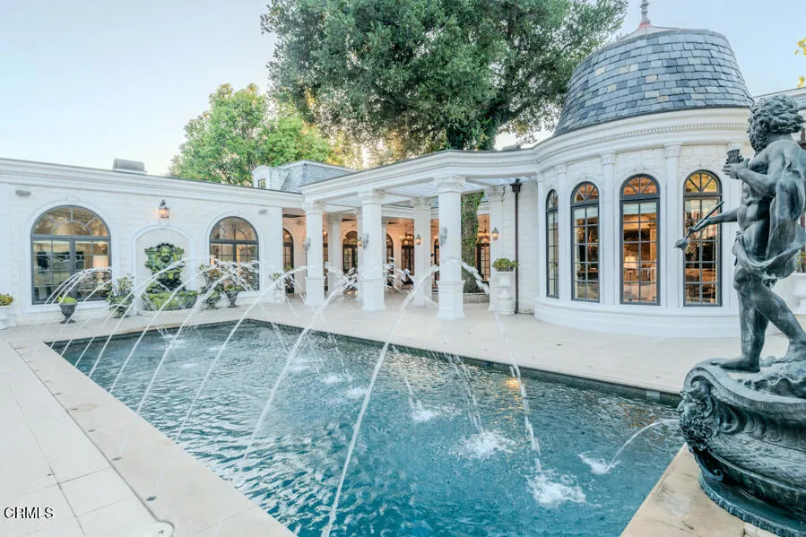 567 Meadow Grove Street La Canada Flintridge, CA 91011