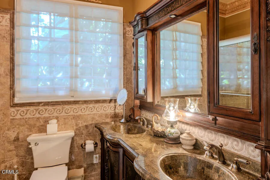 567 Meadow Grove Street La Canada Flintridge, CA 91011