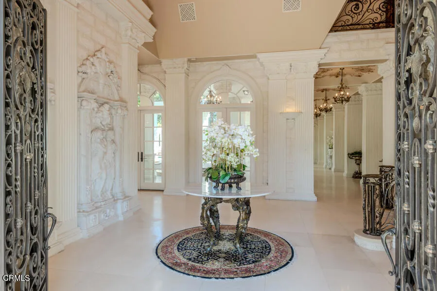 567 Meadow Grove Street La Canada Flintridge, CA 91011