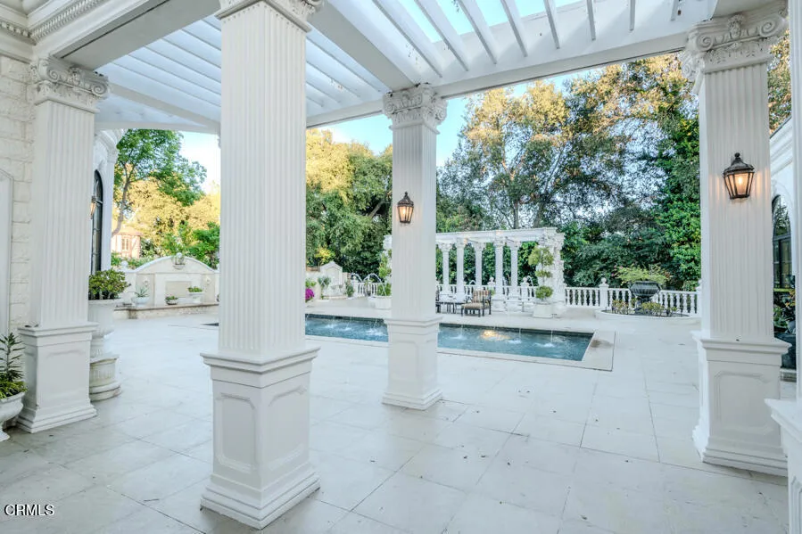 567 Meadow Grove Street La Canada Flintridge, CA 91011
