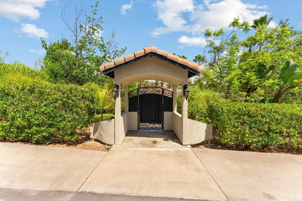 15321 Via Molinero Poway, CA 92064