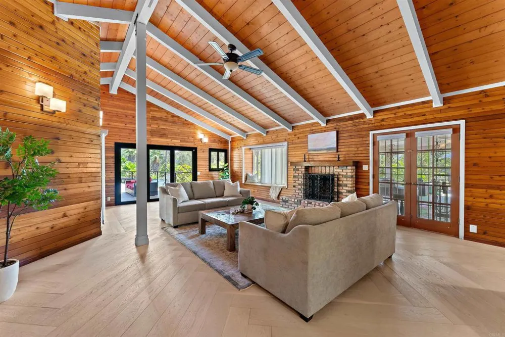 15321 Via Molinero Poway, CA 92064