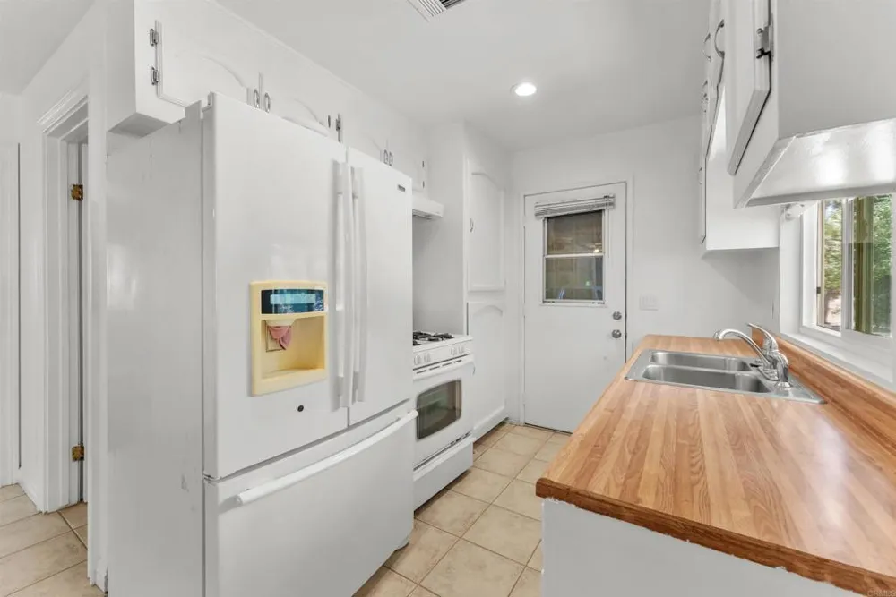 15321 Via Molinero Poway, CA 92064
