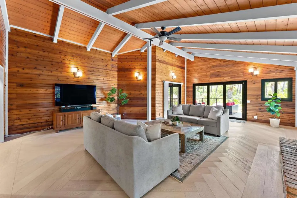 15321 Via Molinero Poway, CA 92064