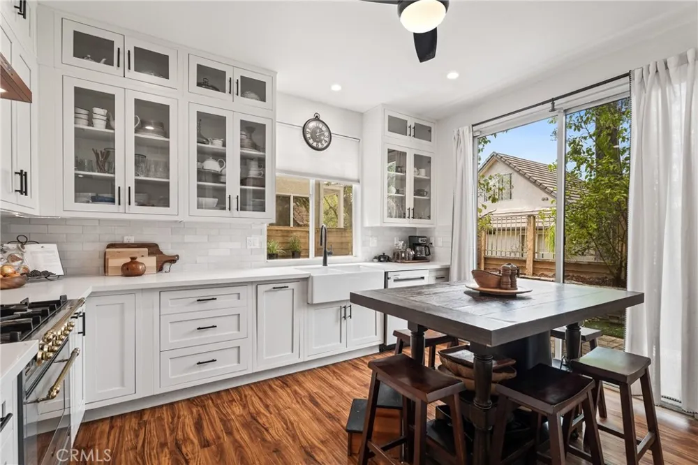 27169 Saddlepeak Valencia, CA 91354