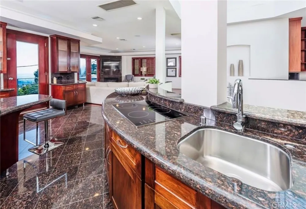 8827 Evanview Los Angeles, CA 90069