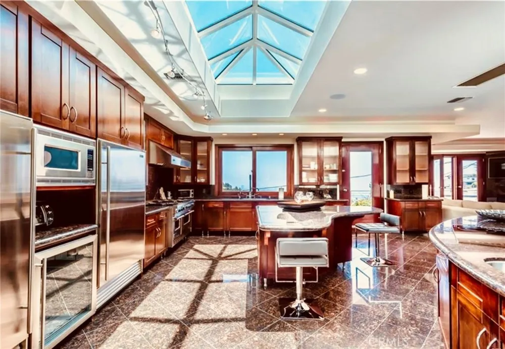 8827 Evanview Los Angeles, CA 90069