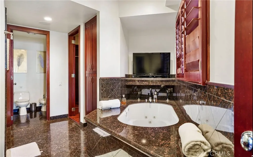 8827 Evanview Los Angeles, CA 90069