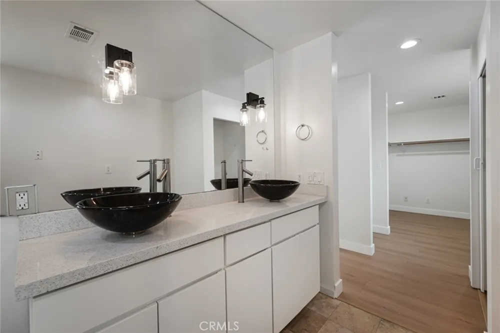 15147 Otsego Sherman Oaks, CA 91403