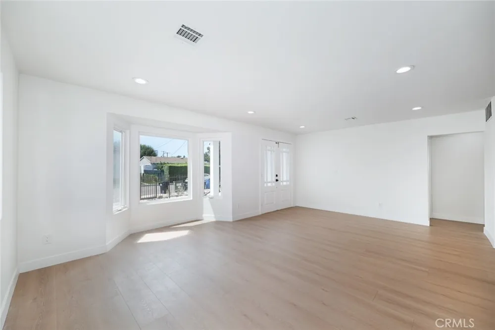 15147 Otsego Sherman Oaks, CA 91403