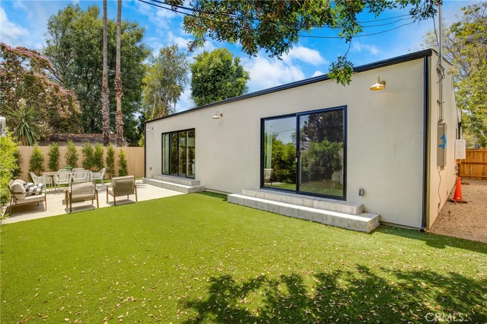 5944 Lasaine Encino, CA 91316