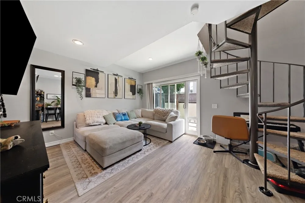 23345 La Crescenta Mission Viejo, CA 92691