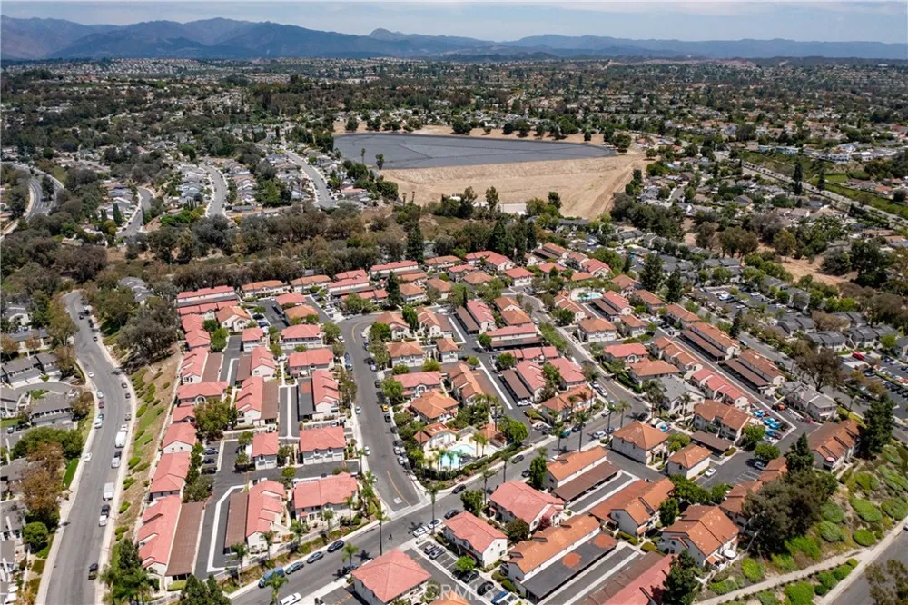 23345 La Crescenta Mission Viejo, CA 92691