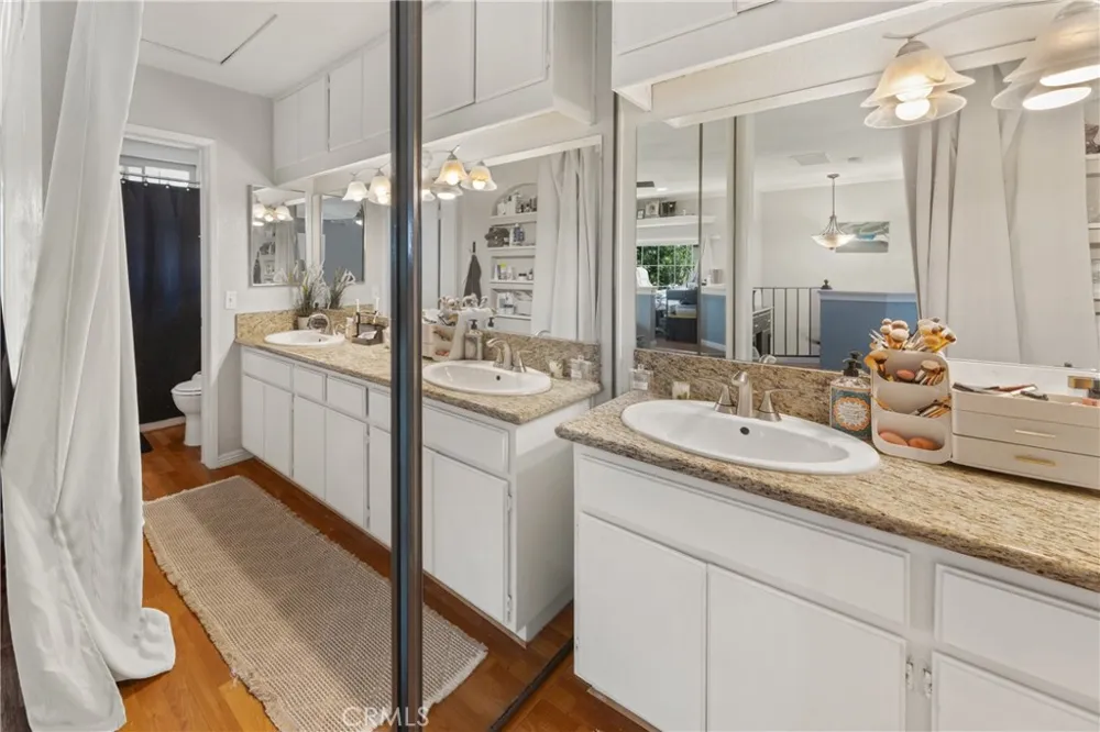 23345 La Crescenta Mission Viejo, CA 92691