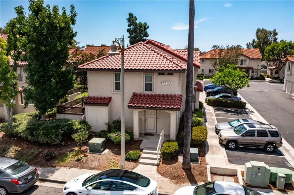 23345 La Crescenta Mission Viejo, CA 92691