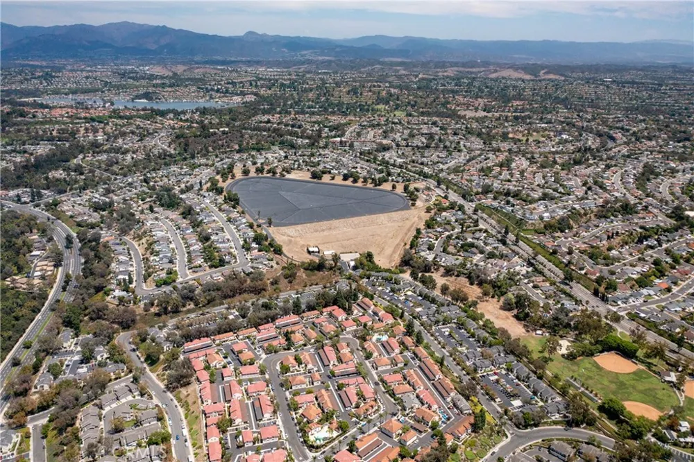 23345 La Crescenta Mission Viejo, CA 92691