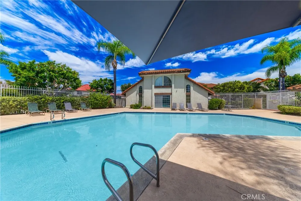 23345 La Crescenta Mission Viejo, CA 92691