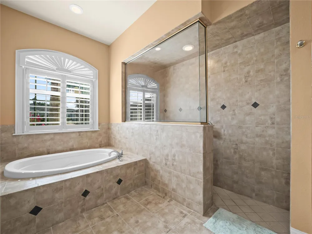 565 WHISPER WOODS DRIVE Lakeland, FL 33813