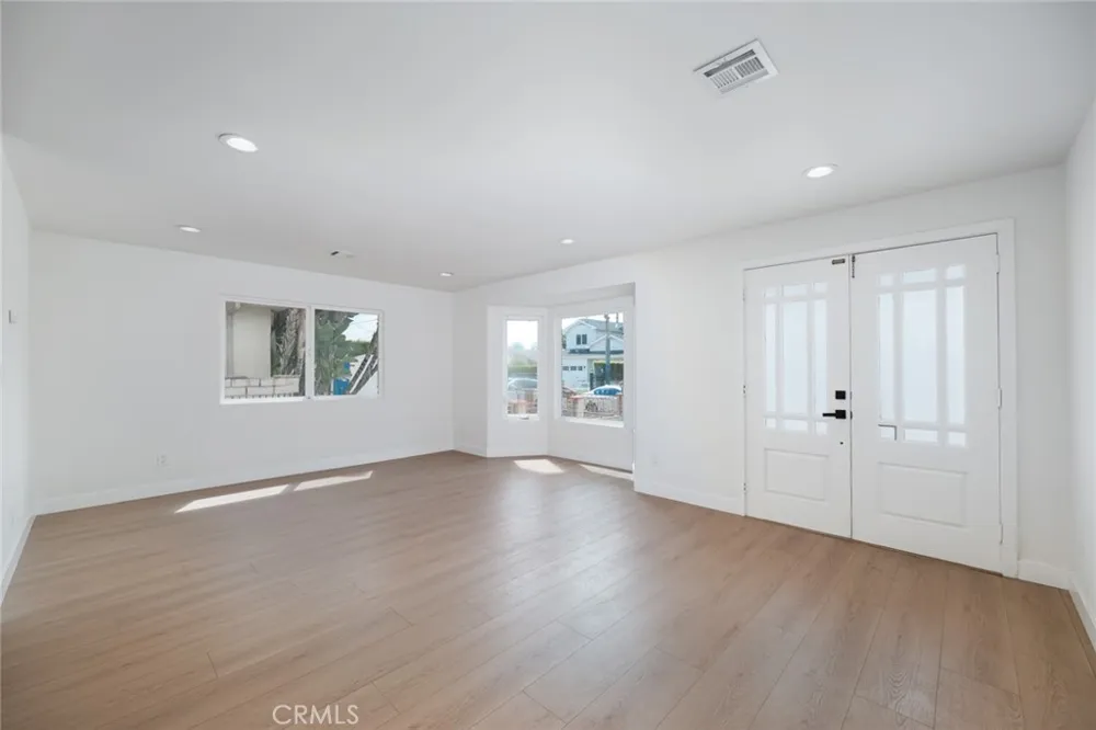 15147 Otsego Sherman Oaks, CA 91403