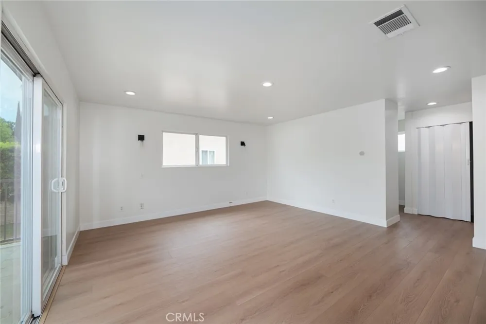 15147 Otsego Sherman Oaks, CA 91403