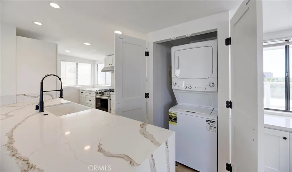 1090 Loma Drive Hermosa Beach, CA 90254