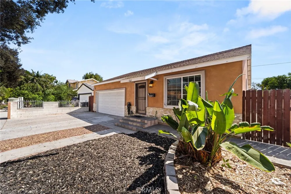 2211 Oak Street Santa Ana, CA 92707