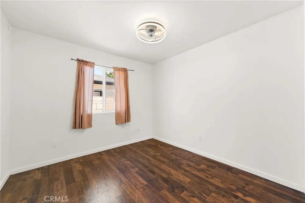 2211 Oak Street Santa Ana, CA 92707