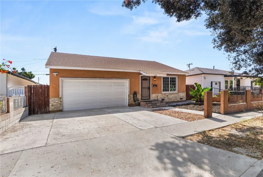 2211 Oak Street Santa Ana, CA 92707