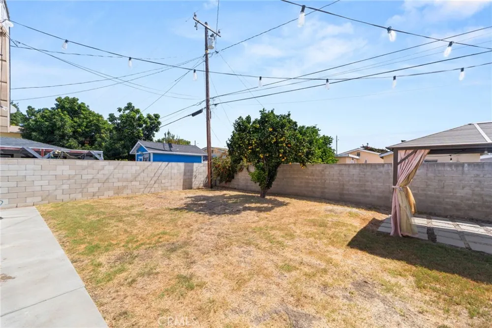 2211 Oak Street Santa Ana, CA 92707