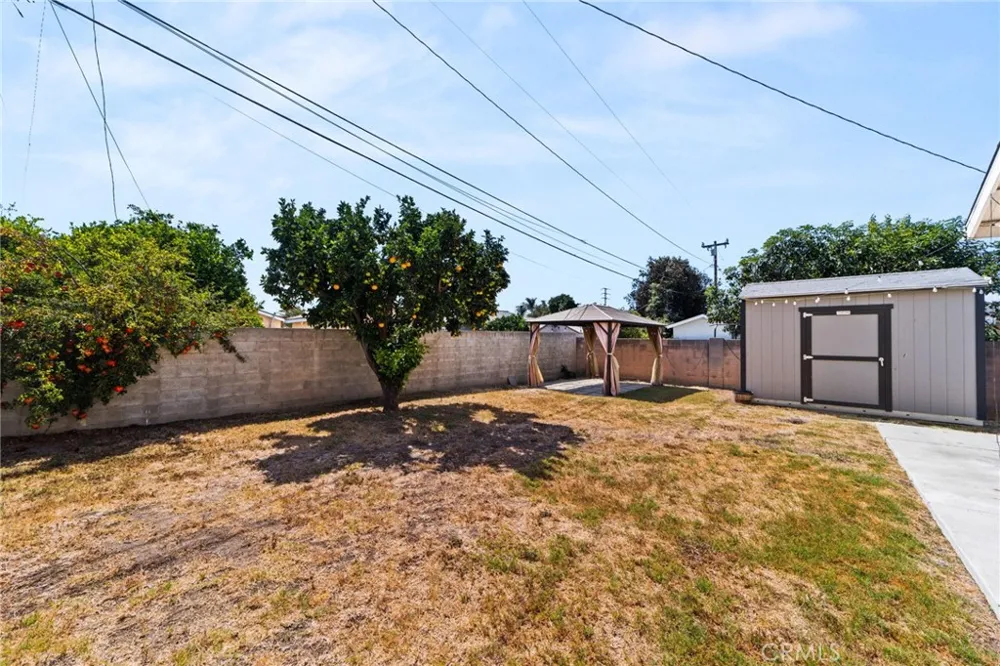 2211 Oak Street Santa Ana, CA 92707