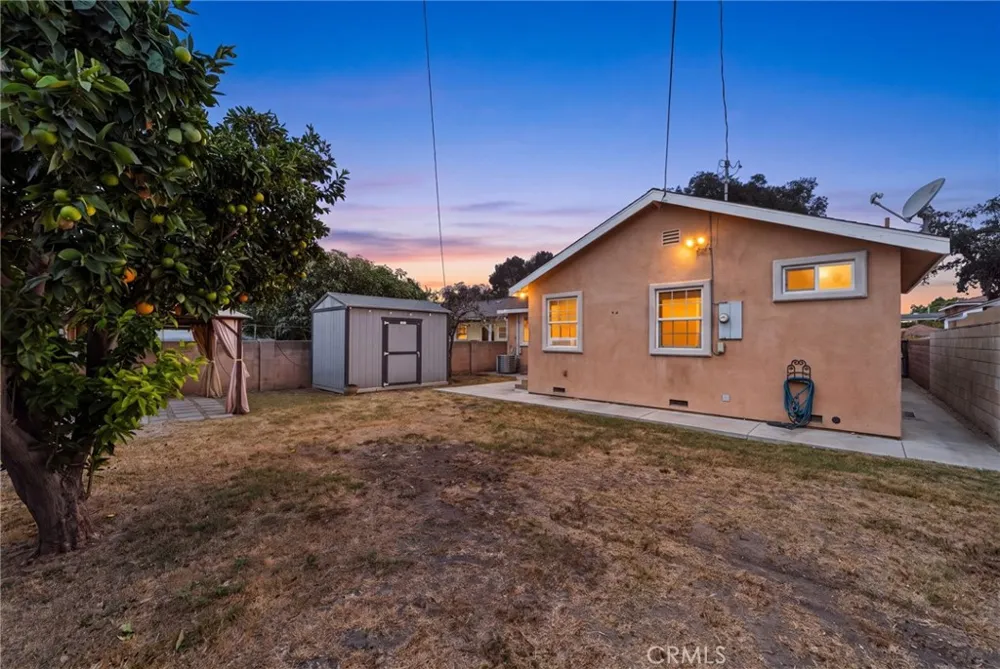 2211 Oak Street Santa Ana, CA 92707