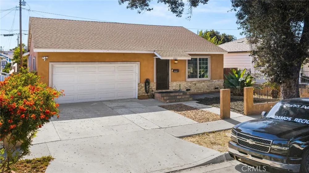 2211 Oak Street Santa Ana, CA 92707