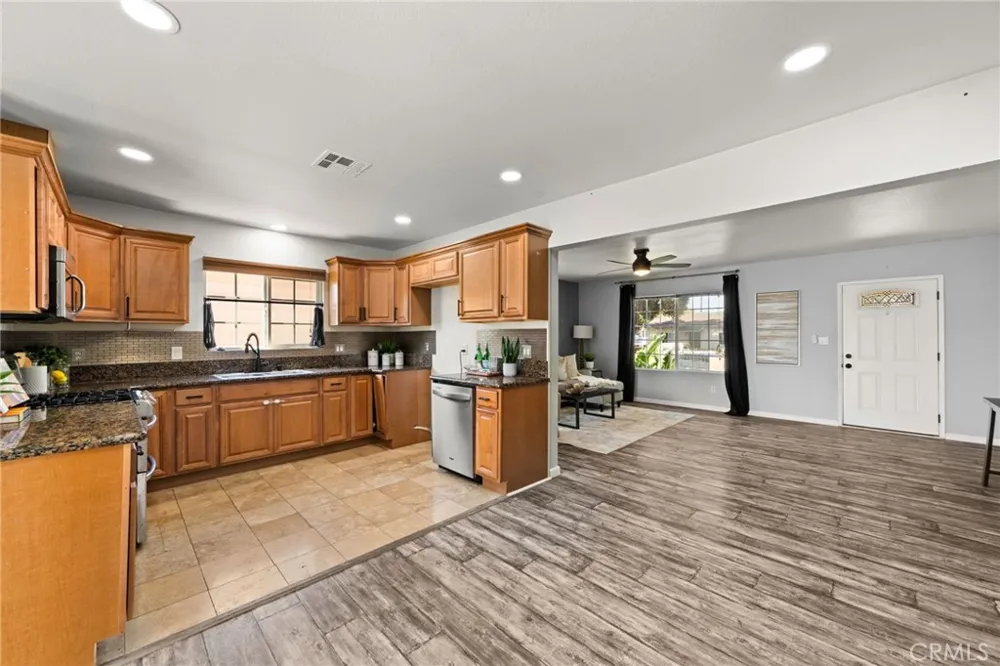 2211 Oak Street Santa Ana, CA 92707