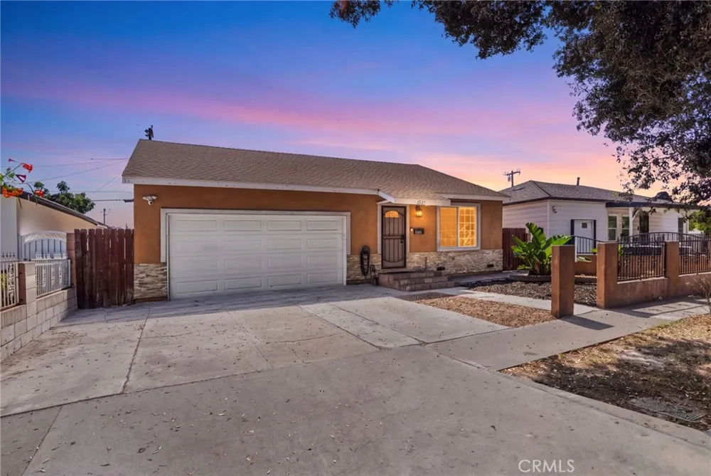 2211 Oak Street Santa Ana, CA 92707