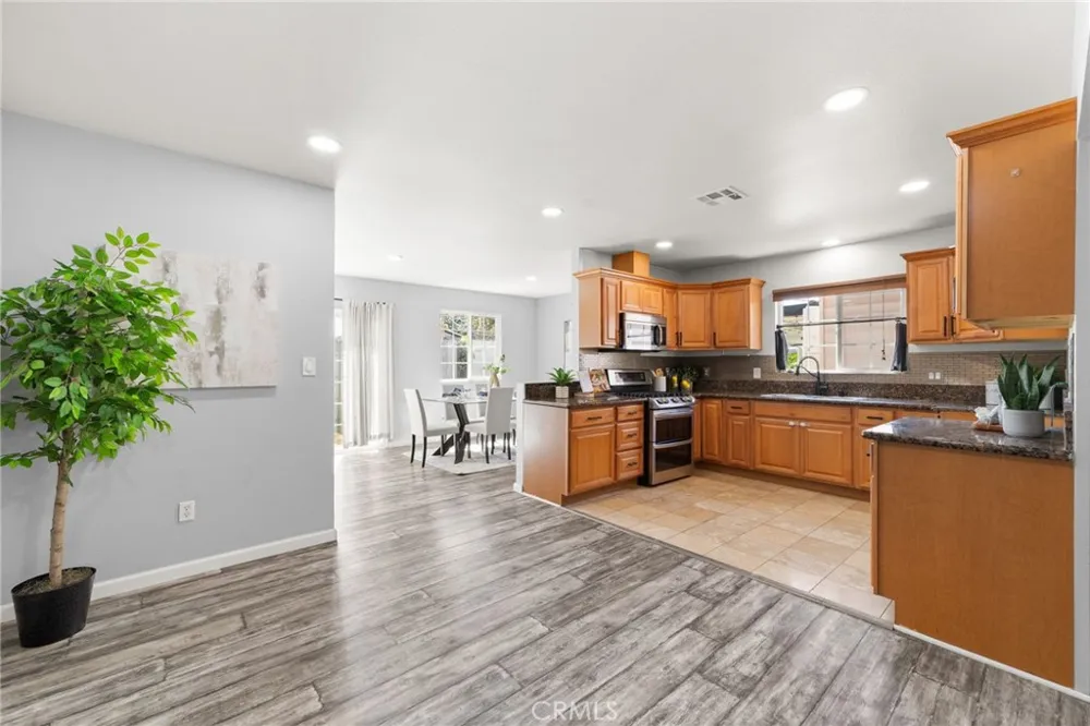 2211 Oak Street Santa Ana, CA 92707