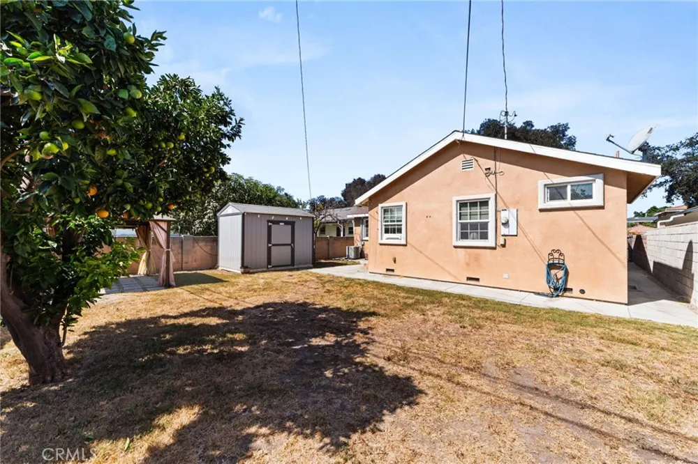 2211 Oak Street Santa Ana, CA 92707
