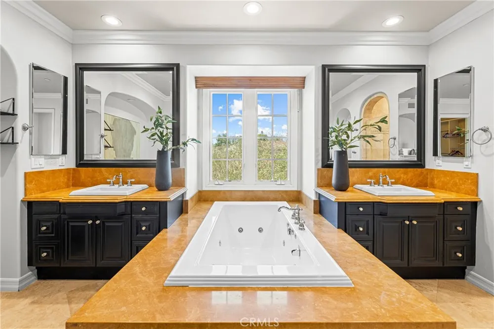 28 Blue Summit Irvine, CA 92603