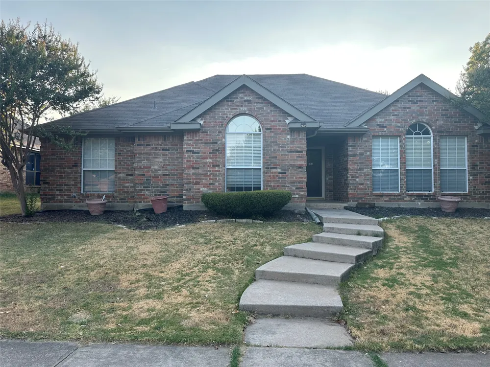 806 Boxwood Drive Lewisville, TX 75067