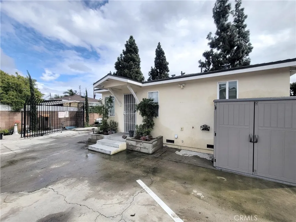 8429 Somerset Blvd. Paramount, CA 90723