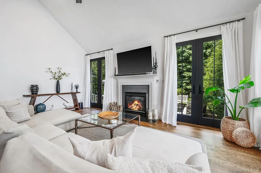 24 Pond Crossing #11 Southampton, NY 11968