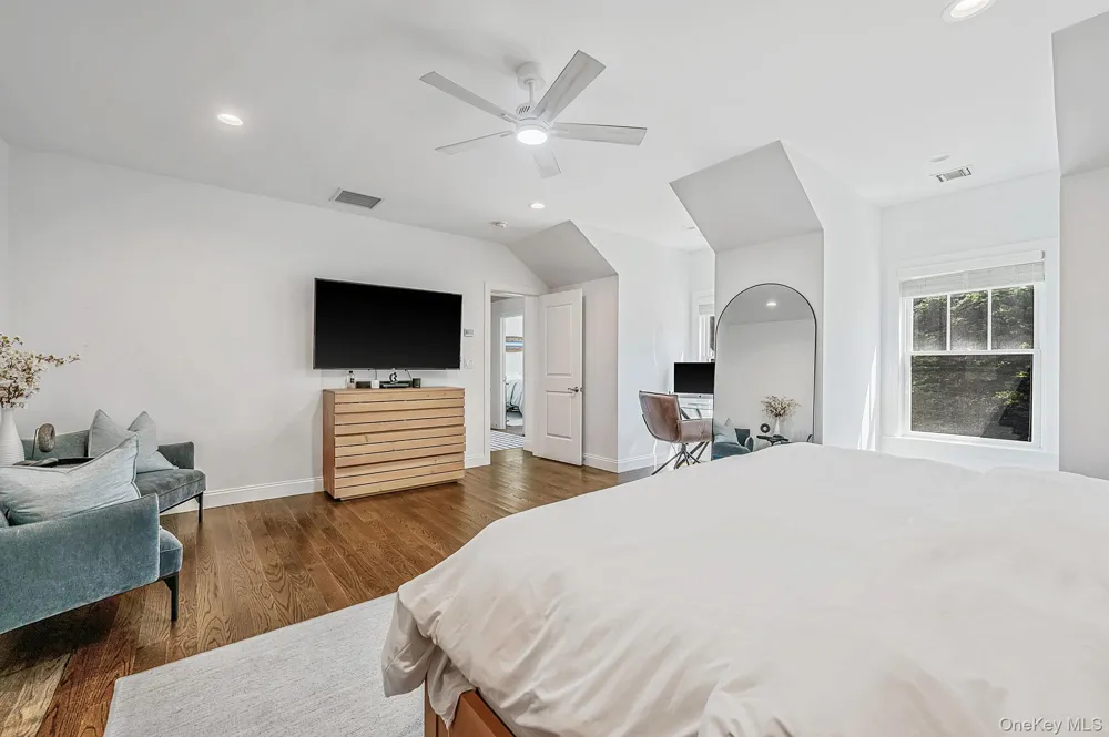 24 Pond Crossing #11 Southampton, NY 11968