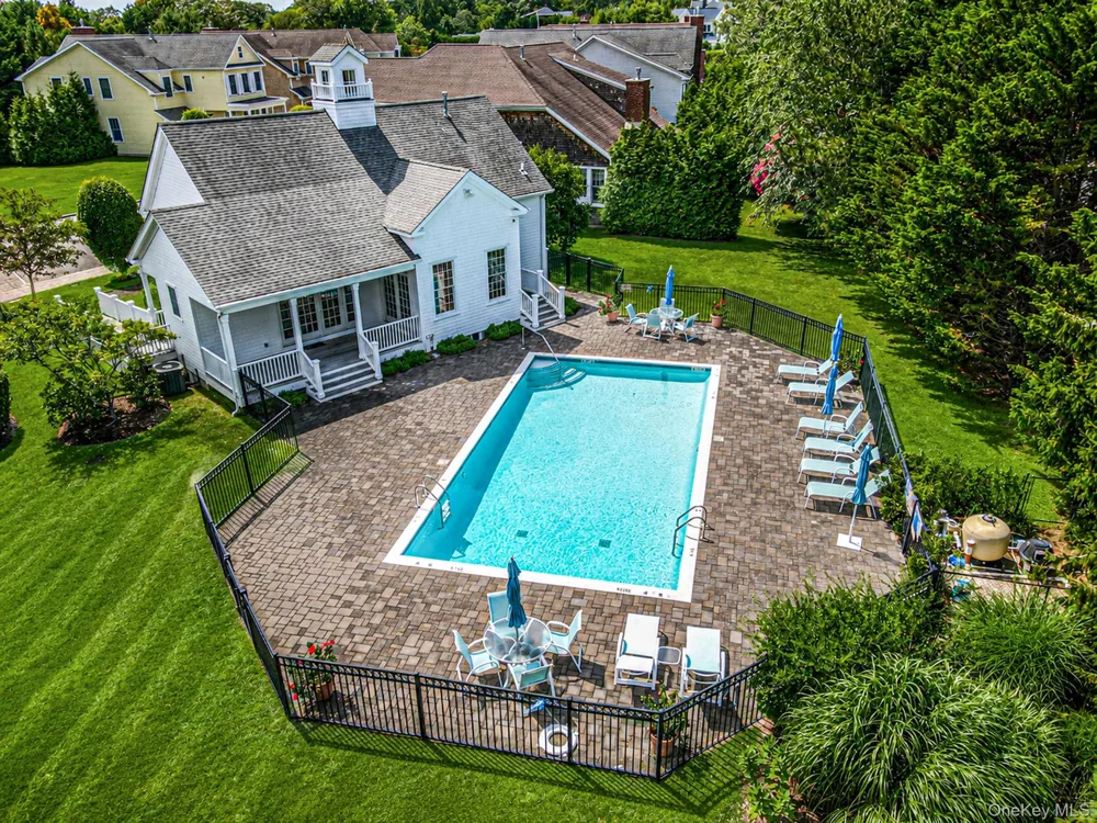 24 Pond Crossing #11 Southampton, NY 11968