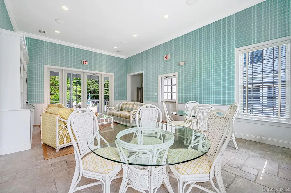 24 Pond Crossing #11 Southampton, NY 11968