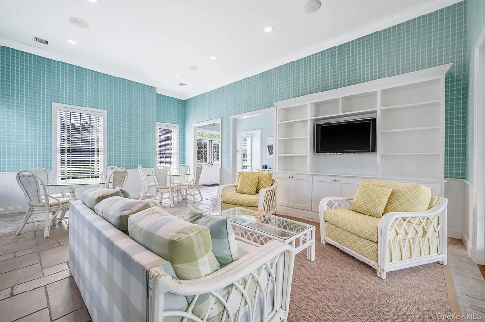 24 Pond Crossing #11 Southampton, NY 11968