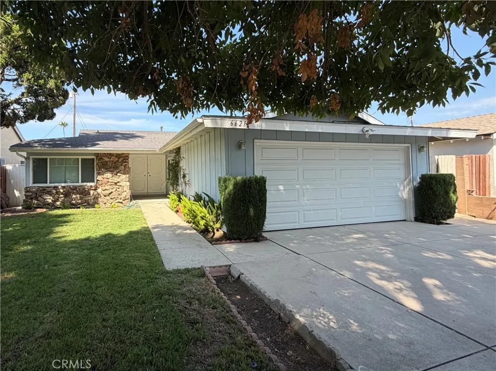 6621 Whitman Avenue Lake Balboa, CA 91406