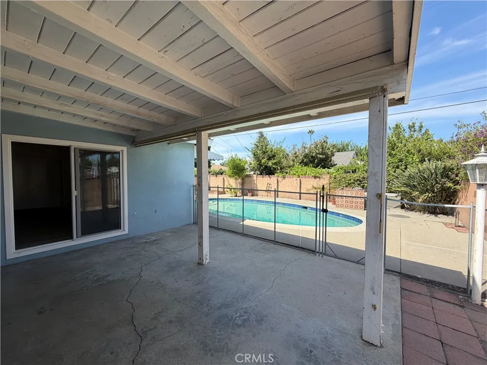 6621 Whitman Avenue Lake Balboa, CA 91406